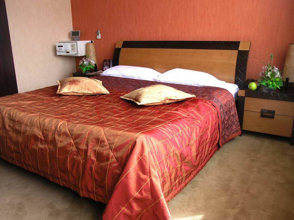 Golden Dragon Hotel Bisjkek Buitenkant foto
